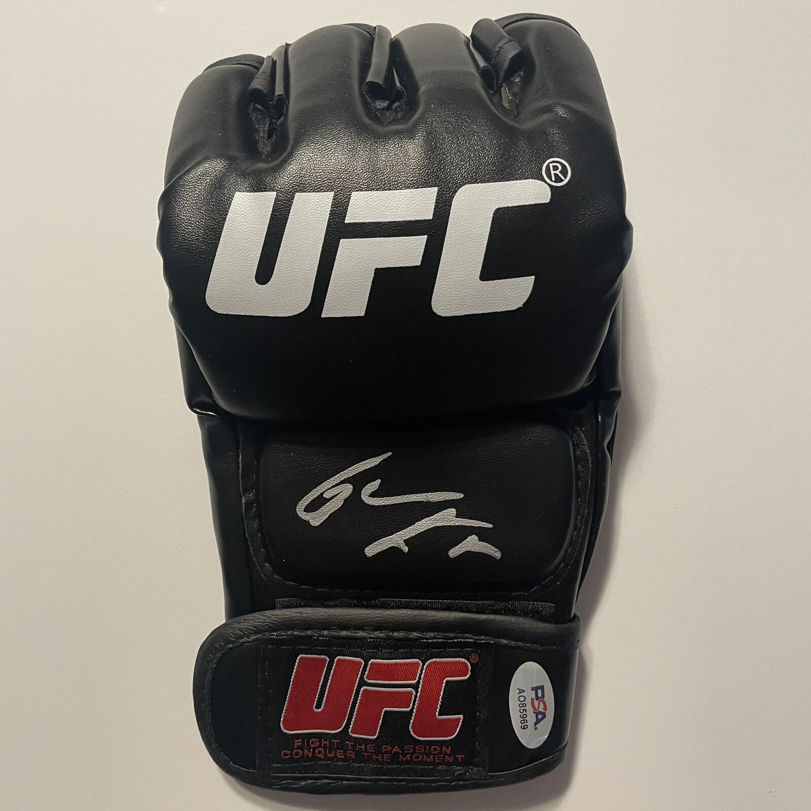 Glover Teixeira Signed UFC Fight Glove PSA/DNA Autographed