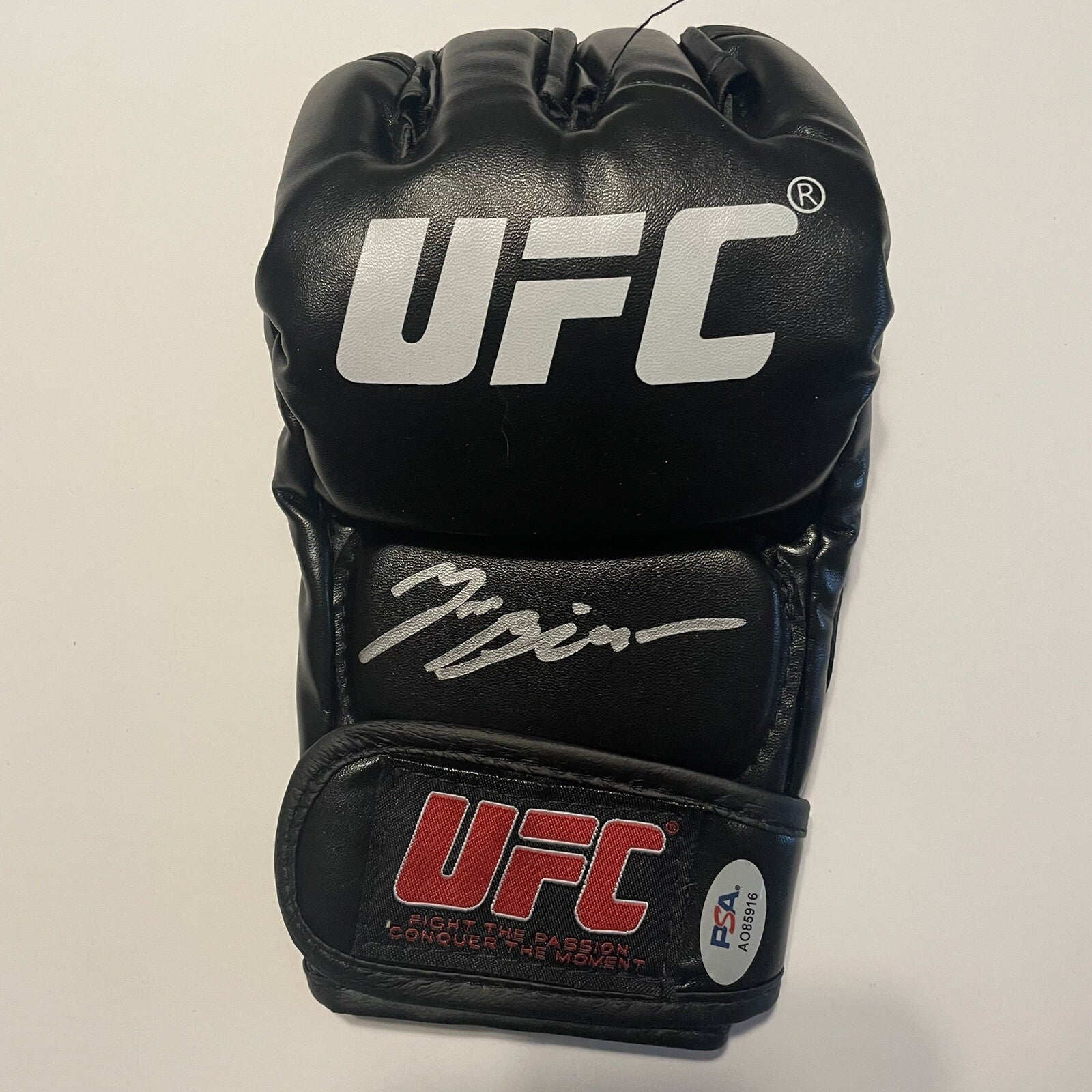 Jan Blachowicz Signed UFC Fight Glove PSA/DNA Autographed